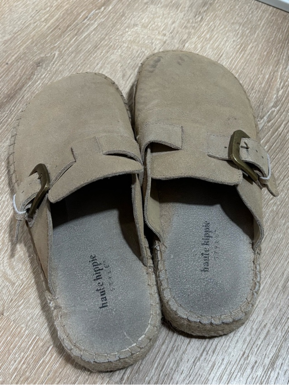 Hastie & Hippie Tan Suede Slip-On Clogs